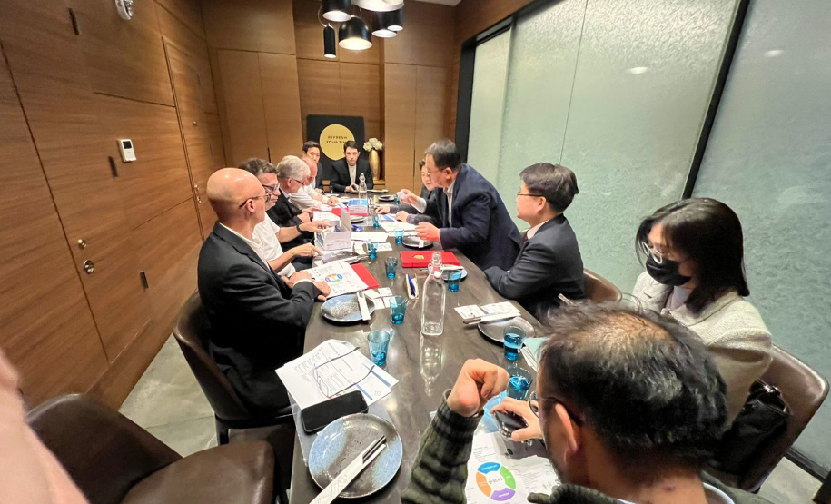 A missão internacional liderada pelo governador Carlos Massa Ratinho Junior chegou à Coreia do Sul. Nesta segunda-feira (13), a comitiva se reuniu, em Seul, com a diretoria do grupo Green Cross, uma das principais corporações farmacêuticas coreanas