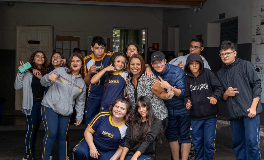 Merendeira venezuelana faz sucesso no comando da cozinha de escola da rede estadual
