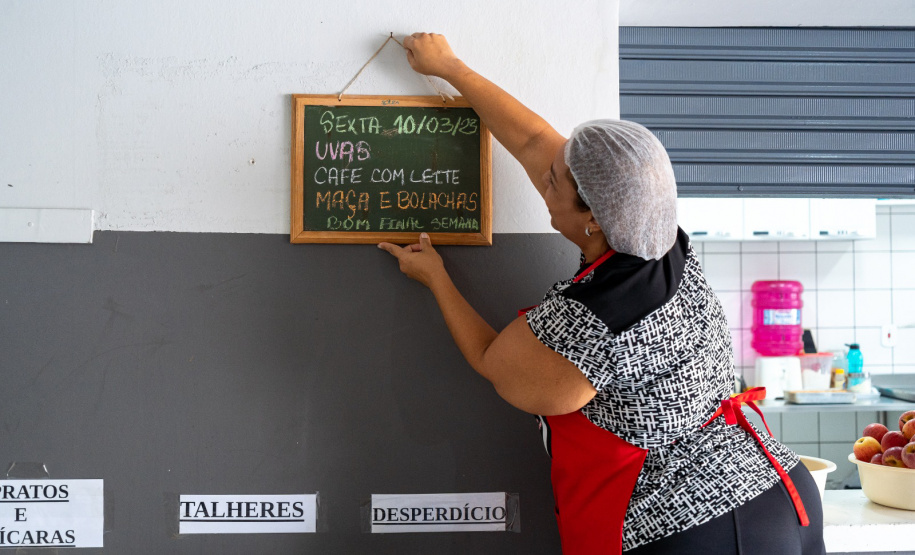 Merendeira venezuelana faz sucesso no comando da cozinha de escola da rede estadual