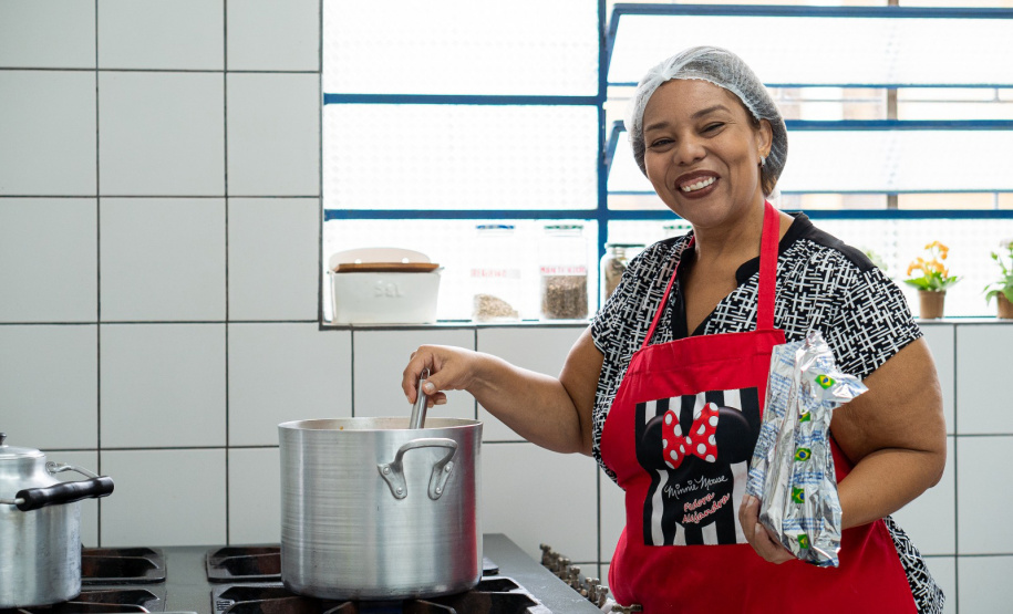 Merendeira venezuelana faz sucesso no comando da cozinha de escola da rede estadual