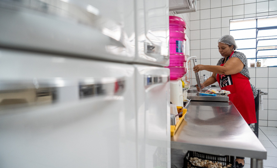 Merendeira venezuelana faz sucesso no comando da cozinha de escola da rede estadual