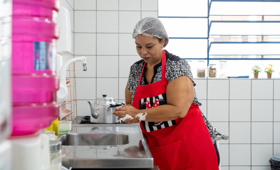Merendeira venezuelana faz sucesso no comando da cozinha de escola da rede estadual