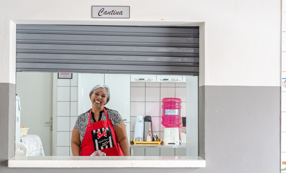 Merendeira venezuelana faz sucesso no comando da cozinha de escola da rede estadual