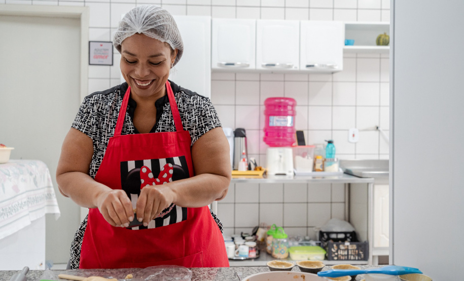 Merendeira venezuelana faz sucesso no comando da cozinha de escola da rede estadual