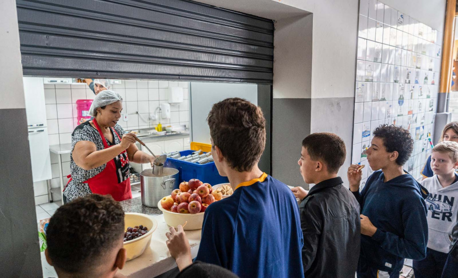Merendeira venezuelana faz sucesso no comando da cozinha de escola da rede estadual