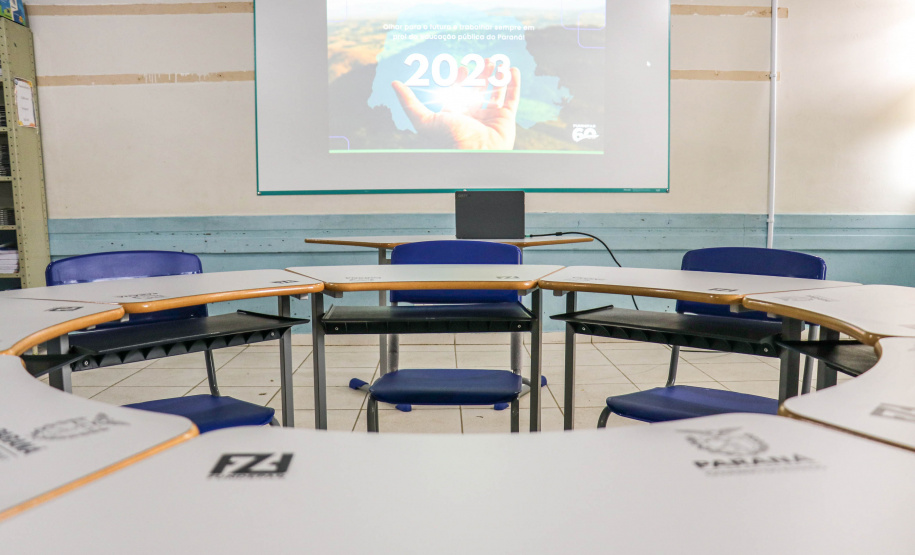 Estado inicia entrega de 112 mil carteiras aos colégios estaduais, algumas com formato inédito