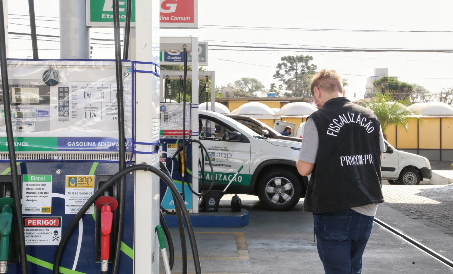 Procon-PR e Procons municipais fiscalizam postos de combustíveis