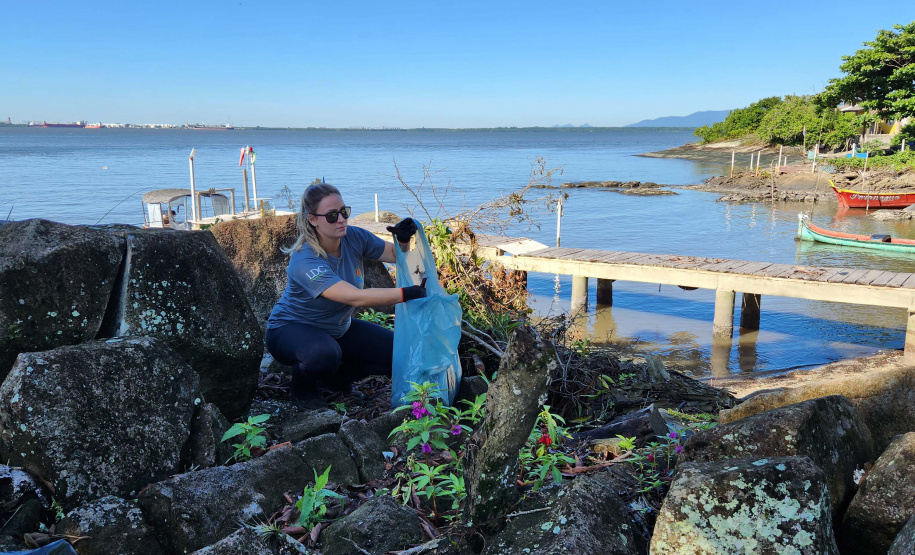 Portos do Paraná comanda mutirão de limpeza de resíduos sólidos na ilha de Eufrasina