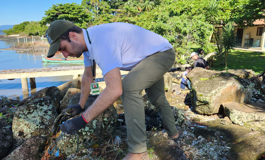 Portos do Paraná comanda mutirão de limpeza de resíduos sólidos na ilha de Eufrasina