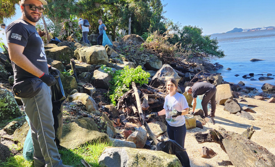Portos do Paraná comanda mutirão de limpeza de resíduos sólidos na ilha de Eufrasina
