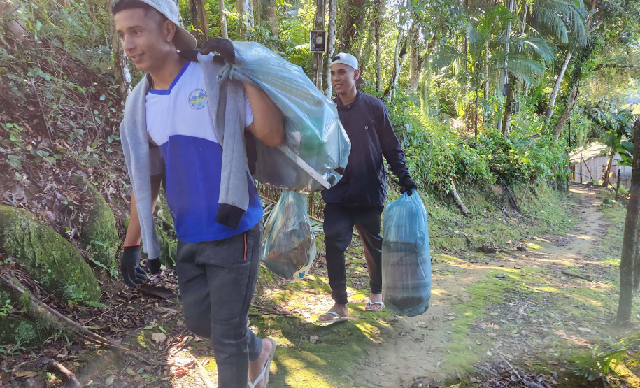 Portos do Paraná comanda mutirão de limpeza de resíduos sólidos na ilha de Eufrasina