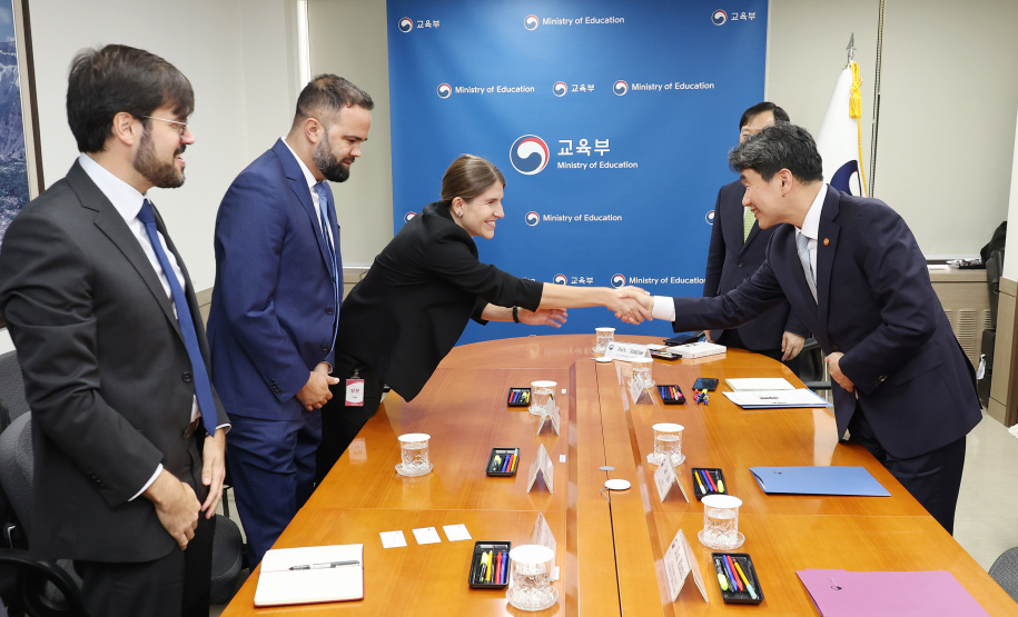 Na Coreia do Sul, secretário da Educação conhece tecnologias educacionais e soluções para o ensino profissionalizante