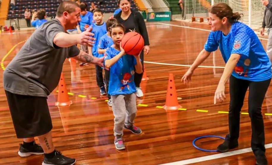 Ginásio do Tarumã oferece atividades de iniciação esportiva gratuitas para crianças e adolescentes