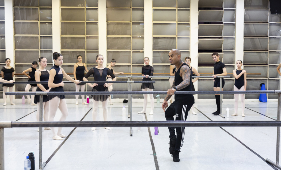 Na aula especial, os bailarinos Elias Bouza e Rafael Bittar conduziram a turma pelo balé clássico e pela dança contemporânea, respectivamente.