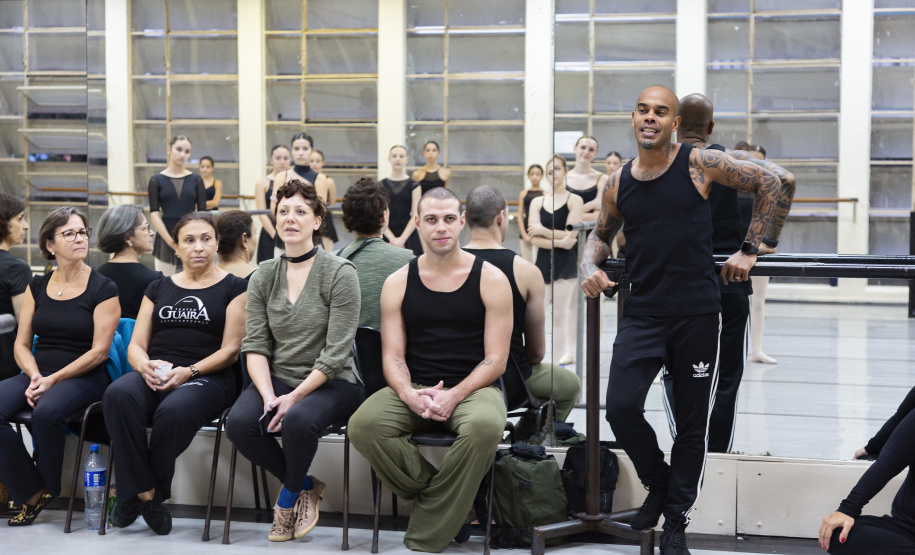 Na aula especial, os bailarinos Elias Bouza e Rafael Bittar conduziram a turma pelo balé clássico e pela dança contemporânea, respectivamente.