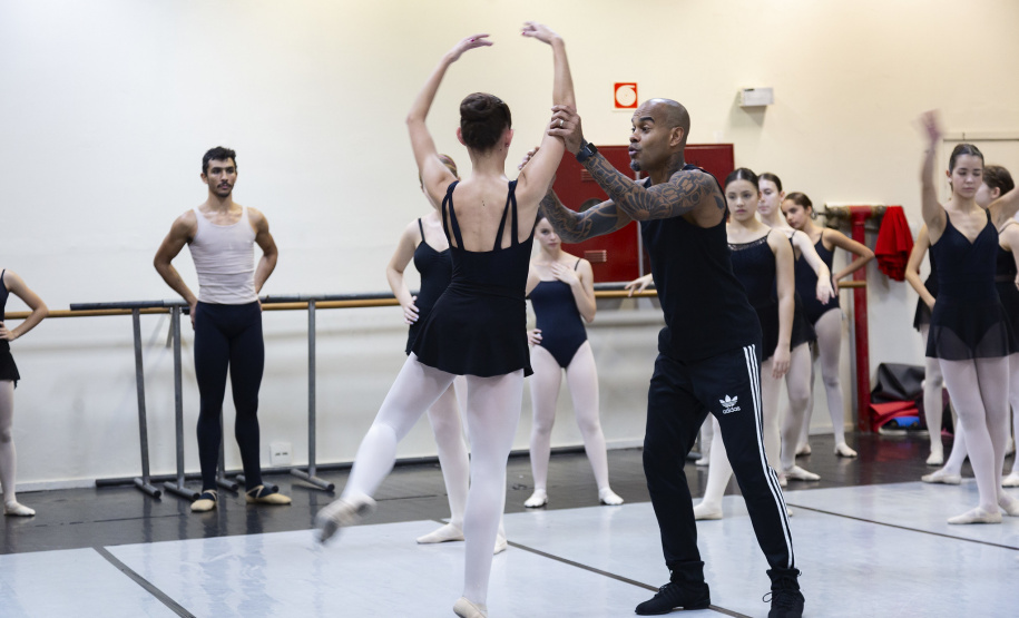 Na aula especial, os bailarinos Elias Bouza e Rafael Bittar conduziram a turma pelo balé clássico e pela dança contemporânea, respectivamente.