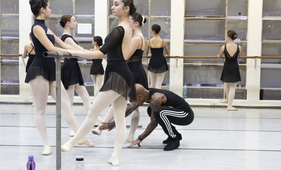 Na aula especial, os bailarinos Elias Bouza e Rafael Bittar conduziram a turma pelo balé clássico e pela dança contemporânea, respectivamente.