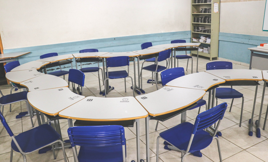 Estado inicia entrega de 112 mil carteiras aos colégios estaduais, algumas com formato inédito