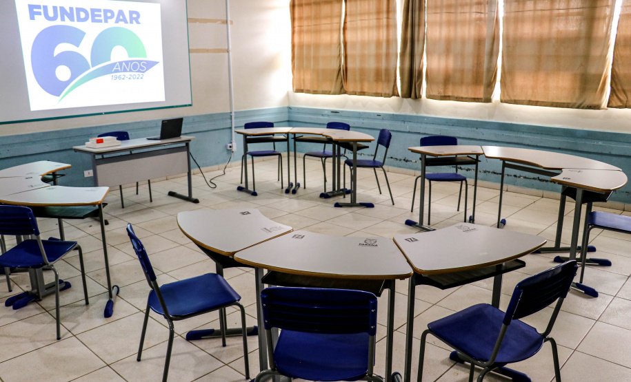 Estado inicia entrega de 112 mil carteiras aos colégios estaduais, algumas com formato inédito