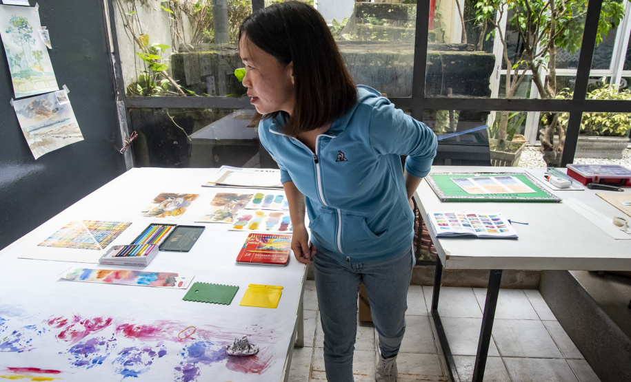 Arte sem fronteiras: aquarelista japonesa assume residência artística no Museu Alfredo Andersen