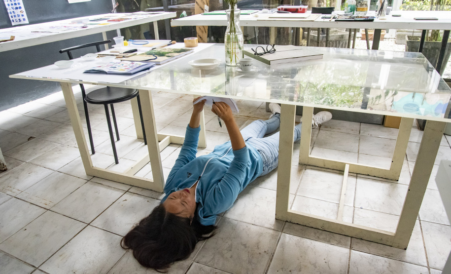 Arte sem fronteiras: aquarelista japonesa assume residência artística no Museu Alfredo Andersen