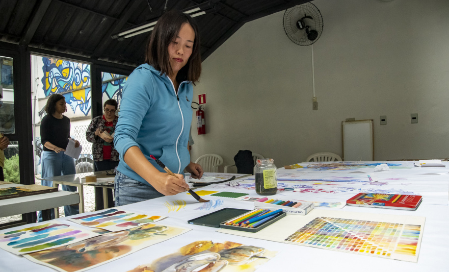 Arte sem fronteiras: aquarelista japonesa assume residência artística no Museu Alfredo Andersen