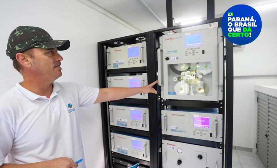 O membro da equipe de Gerenciamento da Qualidade do Ar do IAT, João Carlos de Oliveira, explicou que as 11 estações de monitoramento existentes no Paraná emitem dados em tempo real, de minuto a minuto.