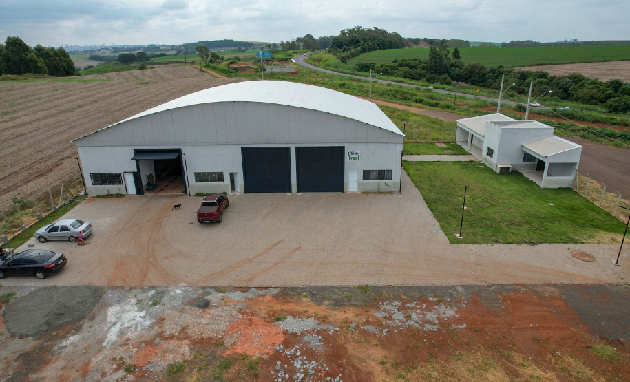 Com apoio do Estado, 160 barracões foram instalados nas cidades e geram emprego