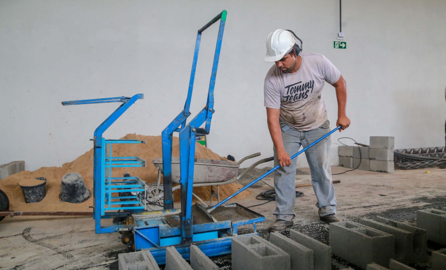 Com apoio do Estado, 160 barracões foram instalados nas cidades e geram emprego