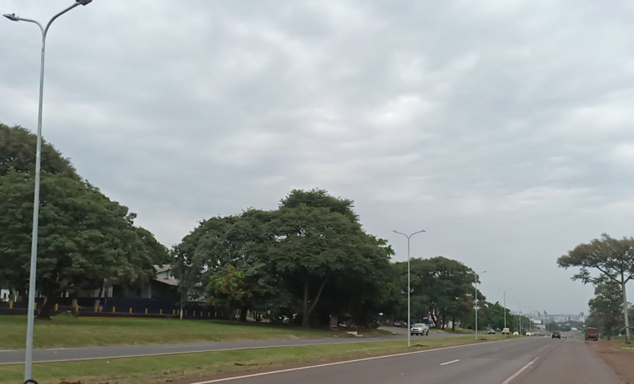 Obras avançam e BR-277 começa a receber novos postes de iluminação em Foz