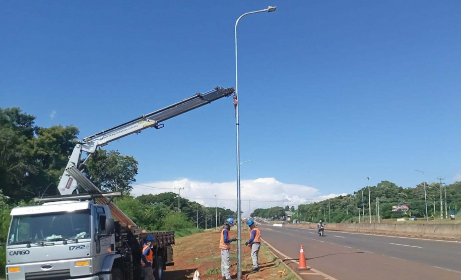 Obras avançam e BR-277 começa a receber novos postes de iluminação em Foz