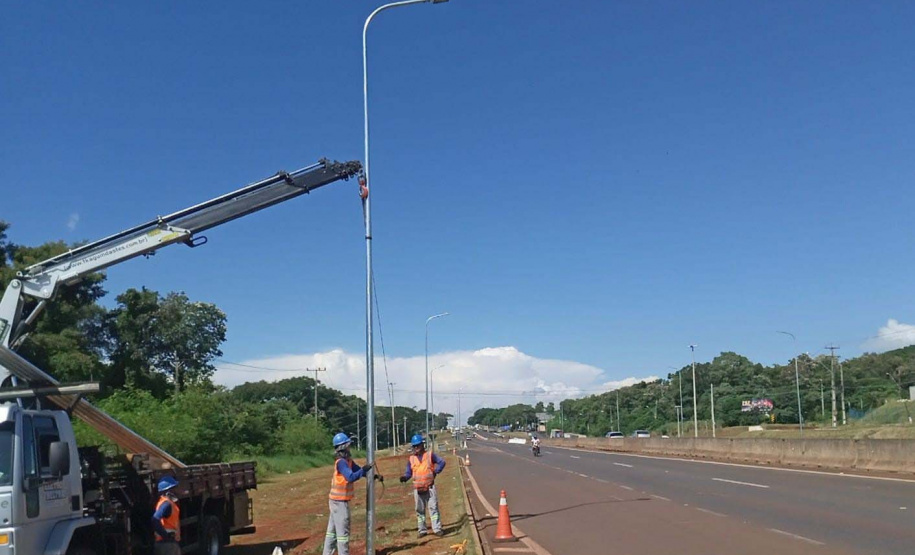 Obras avançam e BR-277 começa a receber novos postes de iluminação em Foz