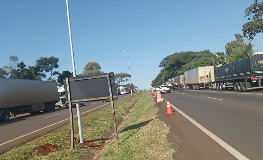 Obras avançam e BR-277 começa a receber novos postes de iluminação em Foz
