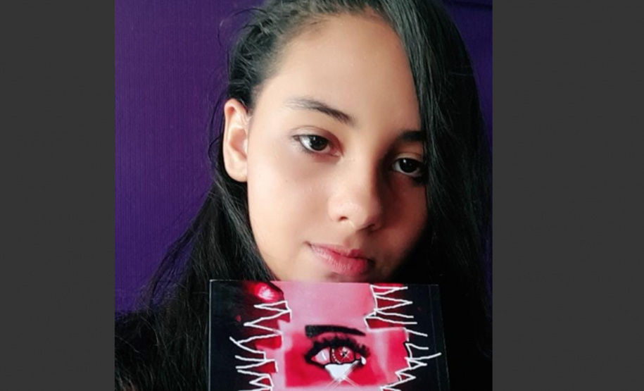 Ariane Emanuele Sztaler,14 anos, escreveu o livro "Bullying: caia fora dessa"