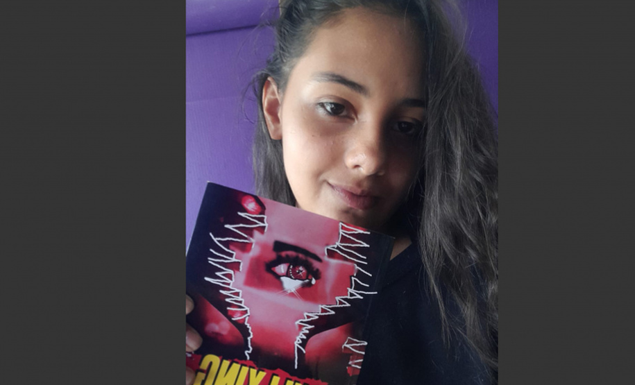 Ariane Emanuele Sztaler,14 anos, escreveu o livro "Bullying: caia fora dessa"