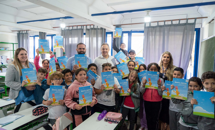 Educação entrega material complementar de alfabetização para redes municipais de ensino