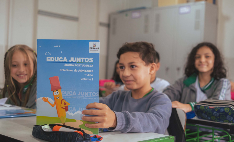 Educação entrega material complementar de alfabetização para redes municipais de ensino