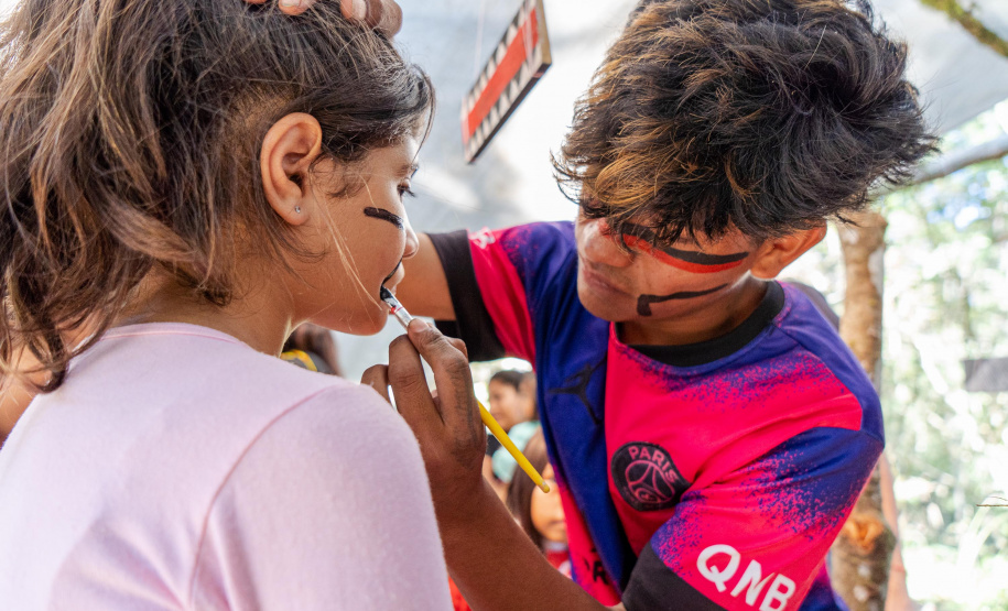 Com novas disciplinas do ensino médio, estudantes indígenas desenvolvem sua cultura em sala de aula