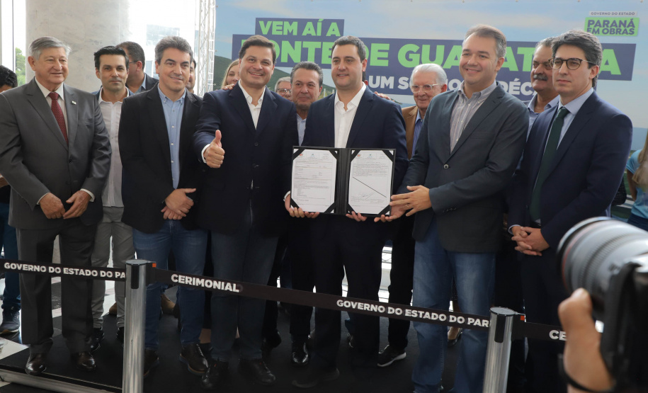 O Governador Carlos Massa Ratinho Junior anunciou a emissão da licença ambiental prévia para a construção da Ponte de Guaratuba, no Litoral do Paraná.