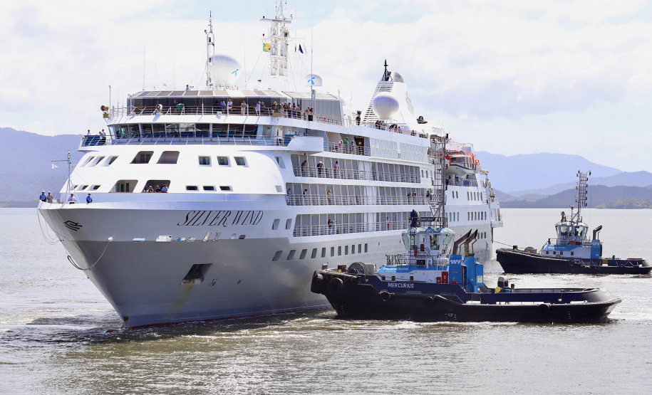Porto de Paranaguá recebe luxuoso navio e passageiros têm passeios agendados no Litoral