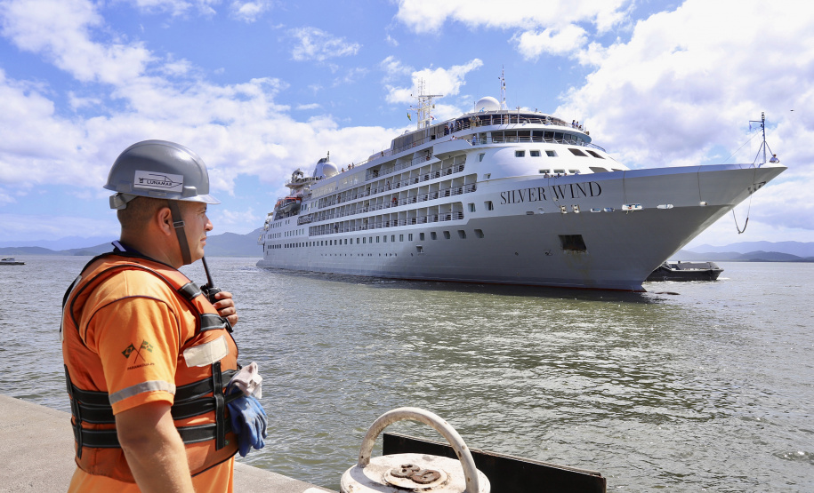 Porto de Paranaguá recebe luxuoso navio e passageiros têm passeios agendados no Litoral