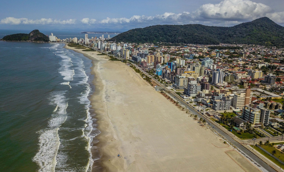 Além da reestruturação da Orla de Matinhos:serviço de esgotamento para a Ilha do Mel, a nova ponte da Ilha de Valadares, construção trapiches, Plano de Manejo da APA de Guaratuba e perto de R$ 300 milhões em licenciamentos: Litoral do Paraná segue como prioridade da gestão Ratinho Junior.