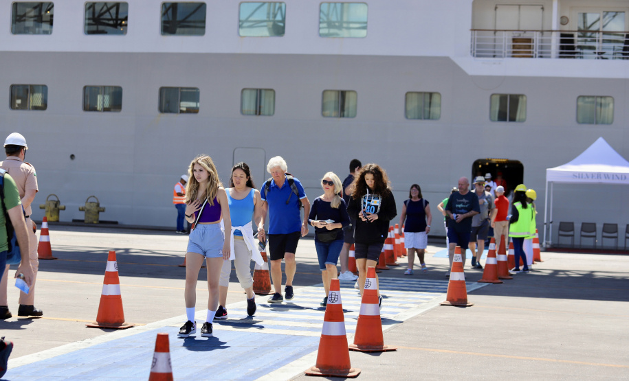 Porto de Paranaguá recebe luxuoso navio e passageiros têm passeios agendados no Litoral