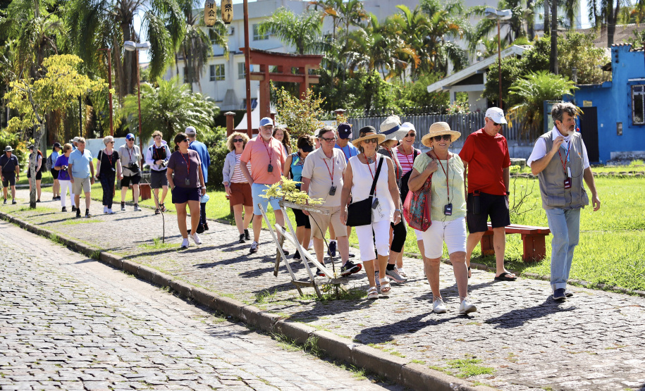 Porto de Paranaguá recebe luxuoso navio e passageiros têm passeios agendados no Litoral