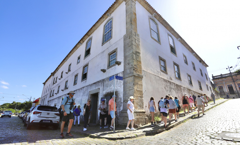 Porto de Paranaguá recebe luxuoso navio e passageiros têm passeios agendados no Litoral