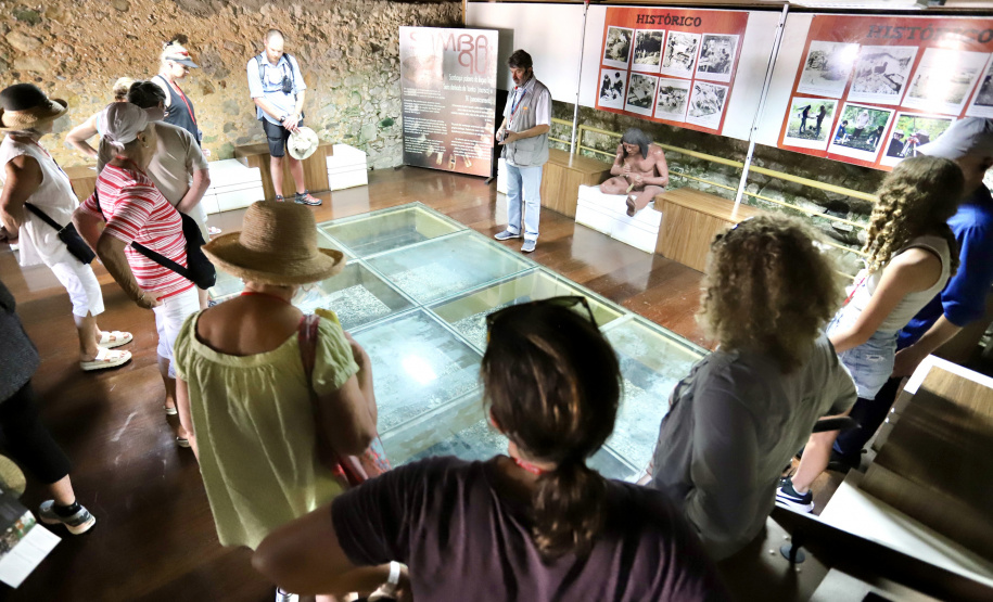 Porto de Paranaguá recebe luxuoso navio e passageiros têm passeios agendados no Litoral