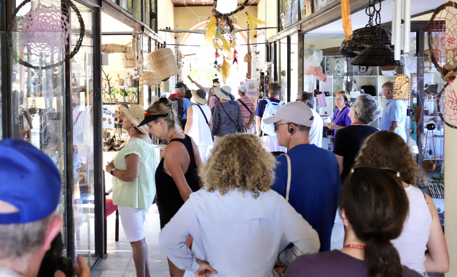 Porto de Paranaguá recebe luxuoso navio e passageiros têm passeios agendados no Litoral