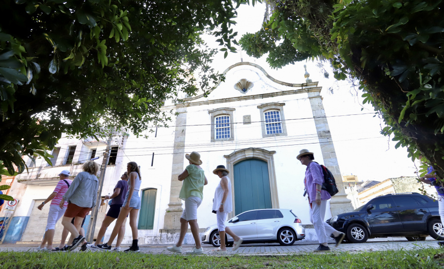 Porto de Paranaguá recebe luxuoso navio e passageiros têm passeios agendados no Litoral