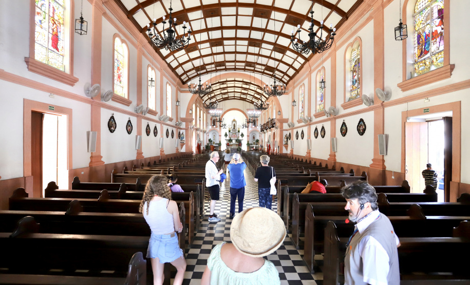 Porto de Paranaguá recebe luxuoso navio e passageiros têm passeios agendados no Litoral