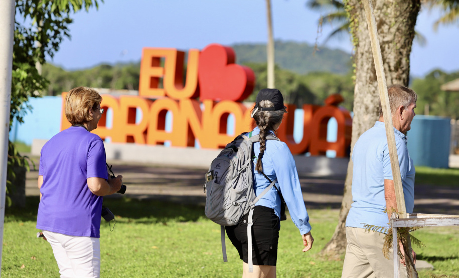 Porto de Paranaguá recebe luxuoso navio e passageiros têm passeios agendados no Litoral